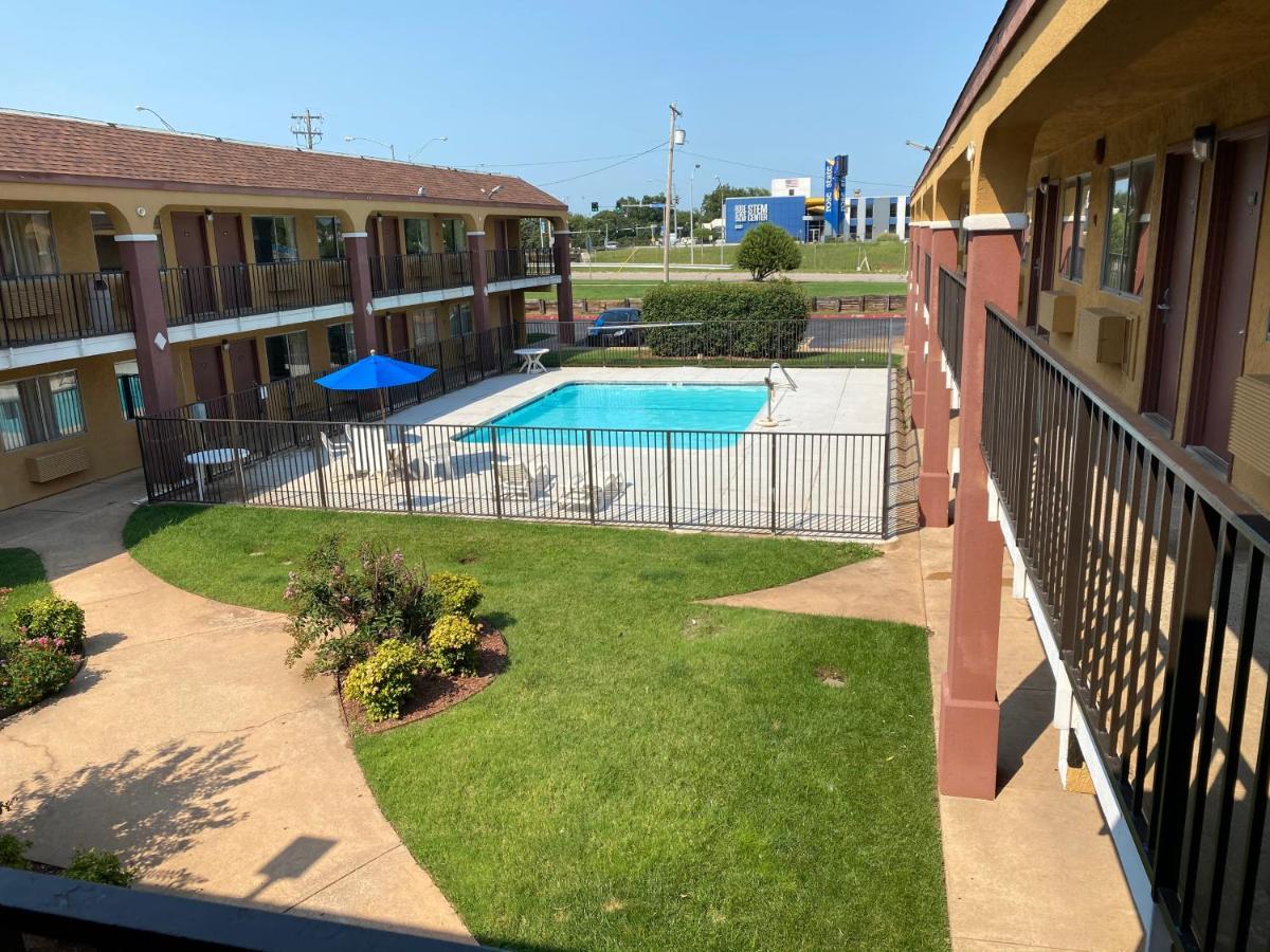 Super 8 By Wyndham Midwest City Ok Eksteriør billede