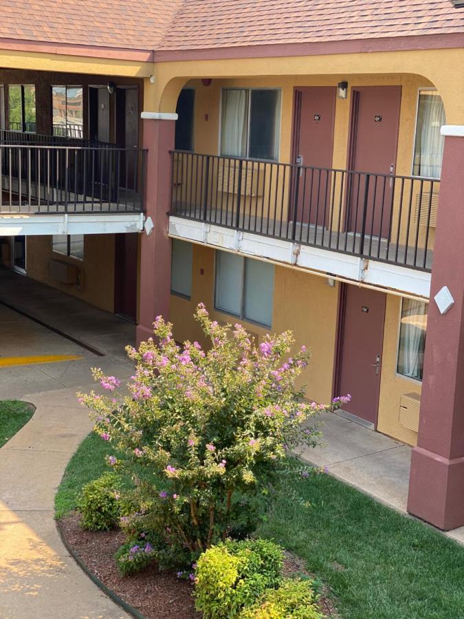 Super 8 By Wyndham Midwest City Ok Eksteriør billede