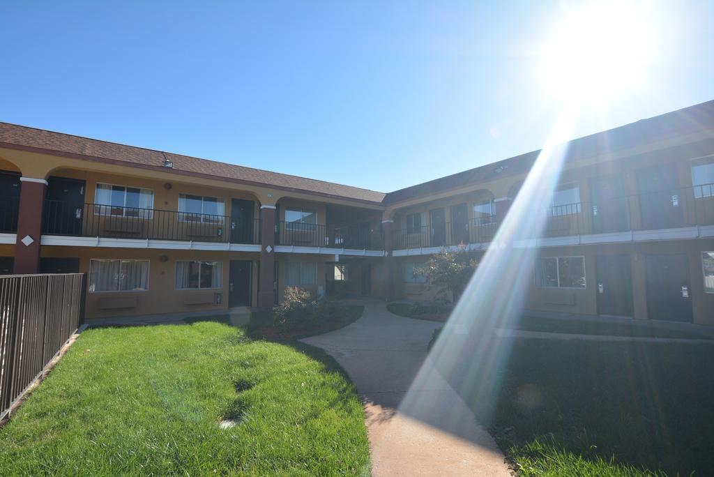 Super 8 By Wyndham Midwest City Ok Eksteriør billede